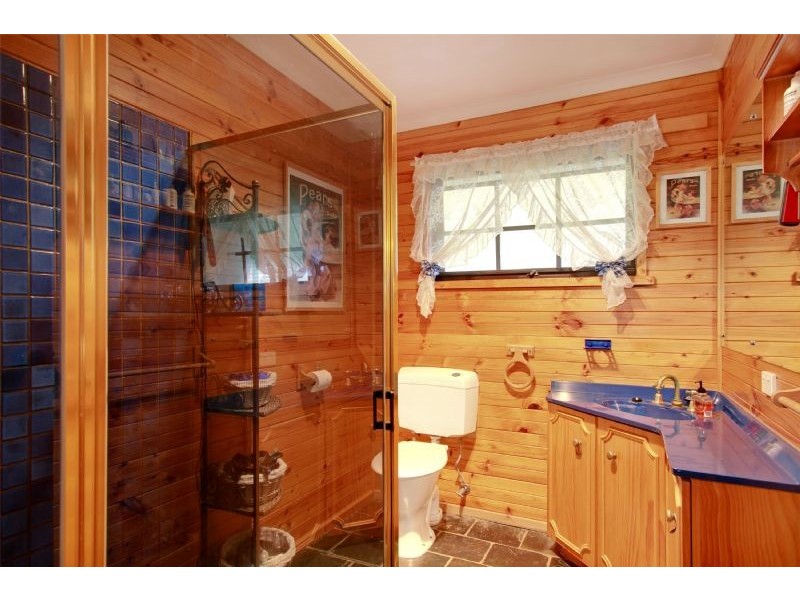 15 Nicholsons Road, Toongabbie VIC 3856