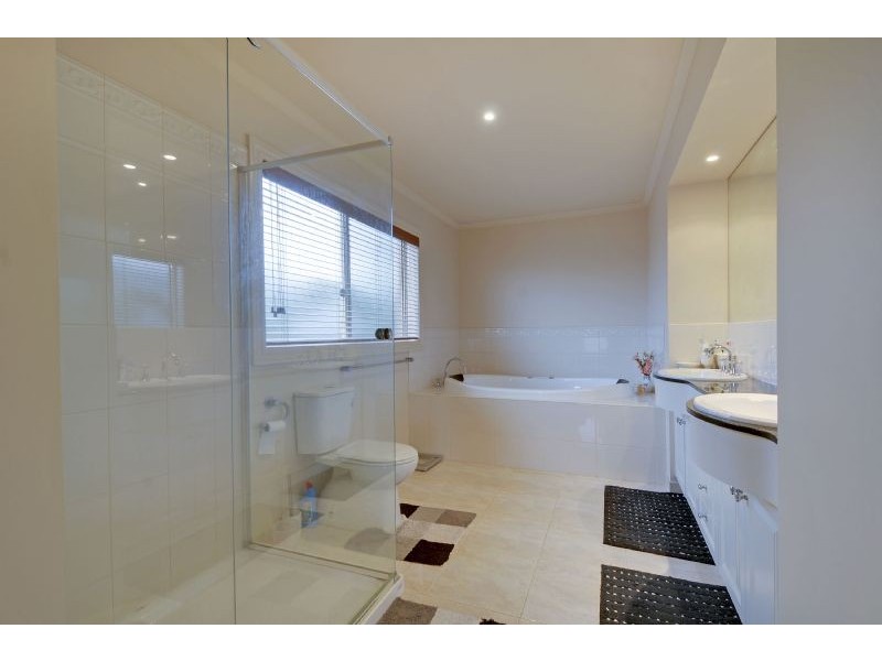 18 Duxbury Drive, Traralgon VIC 3844