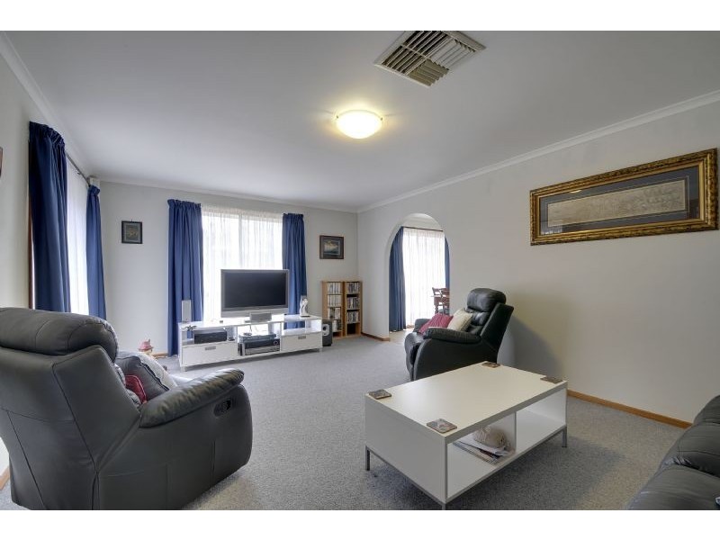 11 Rhodes Court, Glengarry VIC 3854