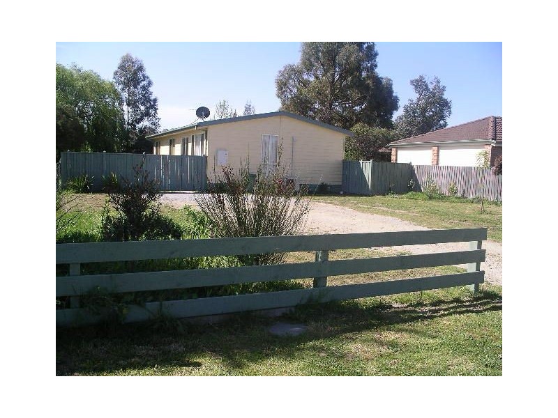 37 Railway Ave, Bunyip VIC 3815