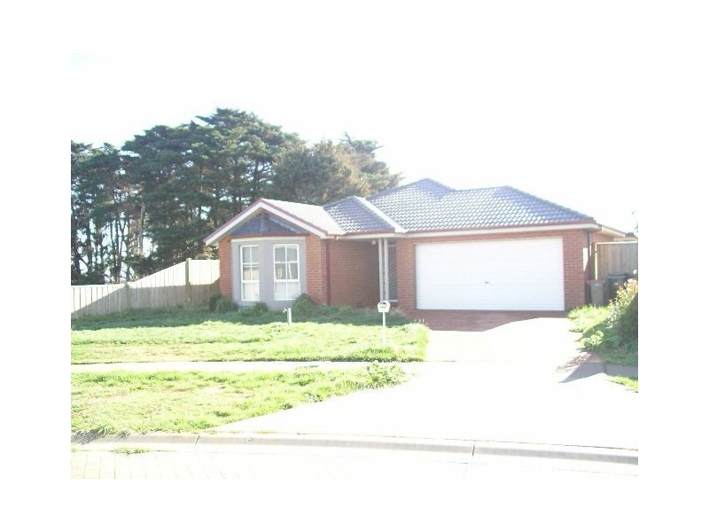 13 Lyndhurst Square, Drouin VIC 3818