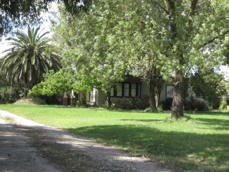 245 Parish Road, Iona VIC 3815