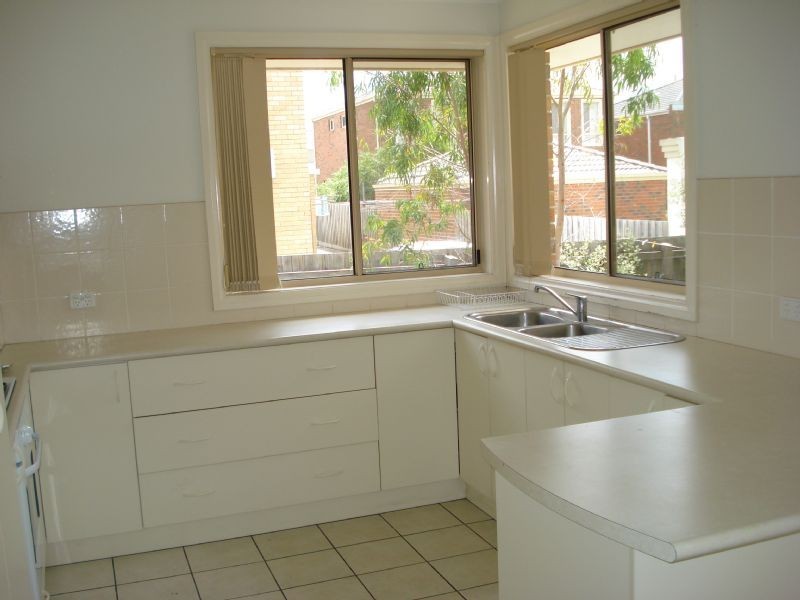 2/8 Manatunga Street, Clayton VIC 3168