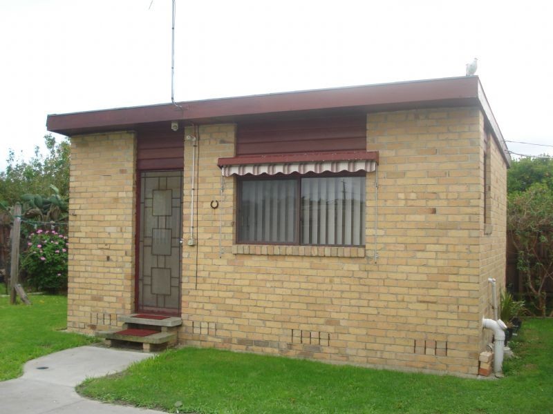 Bungalow/23 Moore Avenue, Clayton South VIC 3169