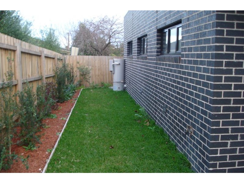 2/111 Tiverton Drive, Mulgrave VIC 3170