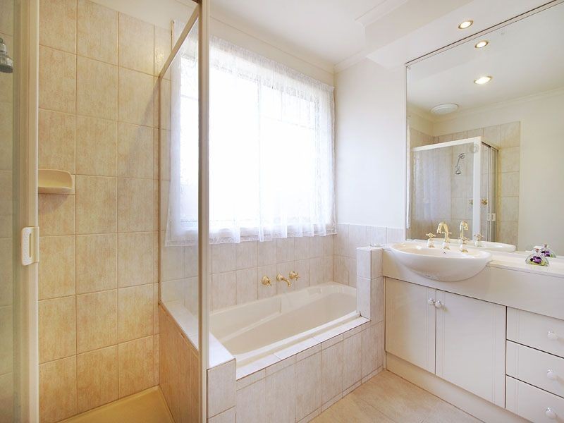 2/1 Beleura Grove, Clayton VIC 3168