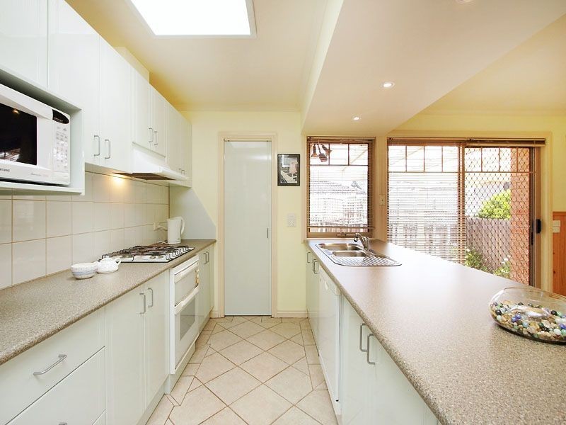 2/1 Beleura Grove, Clayton VIC 3168