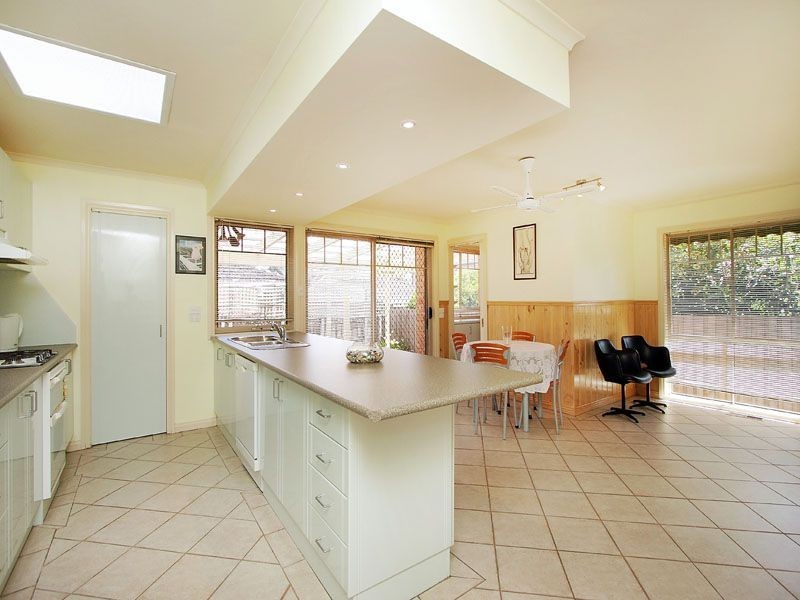 2/1 Beleura Grove, Clayton VIC 3168