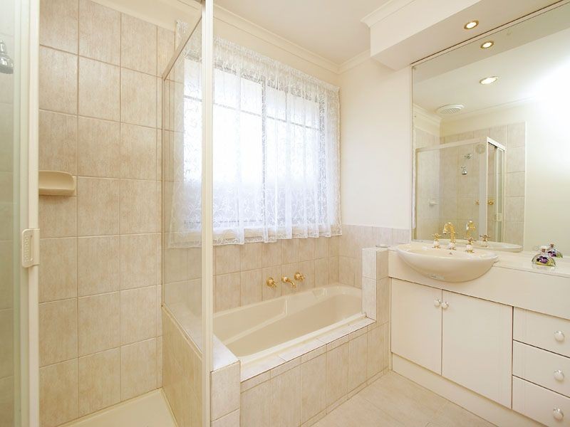 2/1 Beleura Grove, Clayton VIC 3168