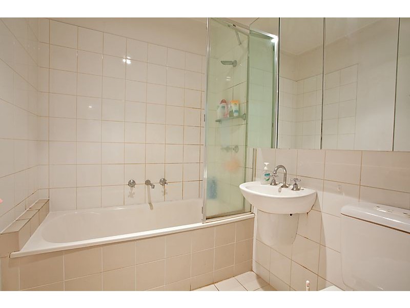 19/2 Monash Green Drive, Clayton VIC 3168