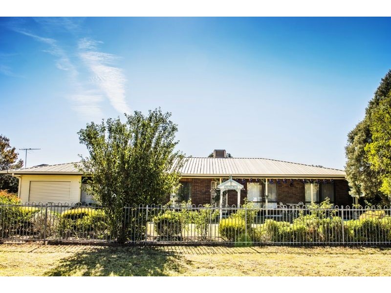 10 Lone Pine Avenue, Corowa NSW 2646