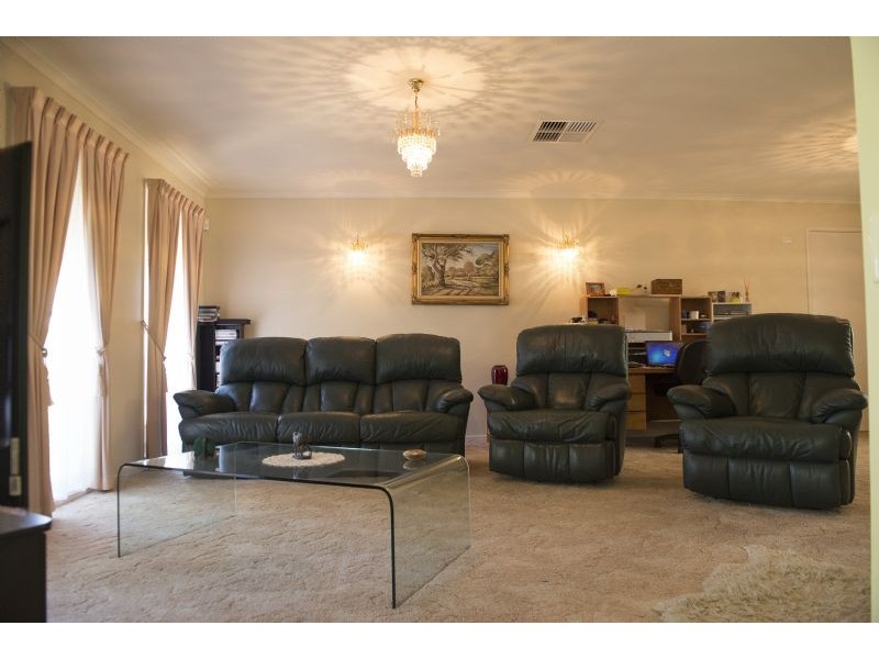 17 Banksia Drive, Corowa NSW 2646