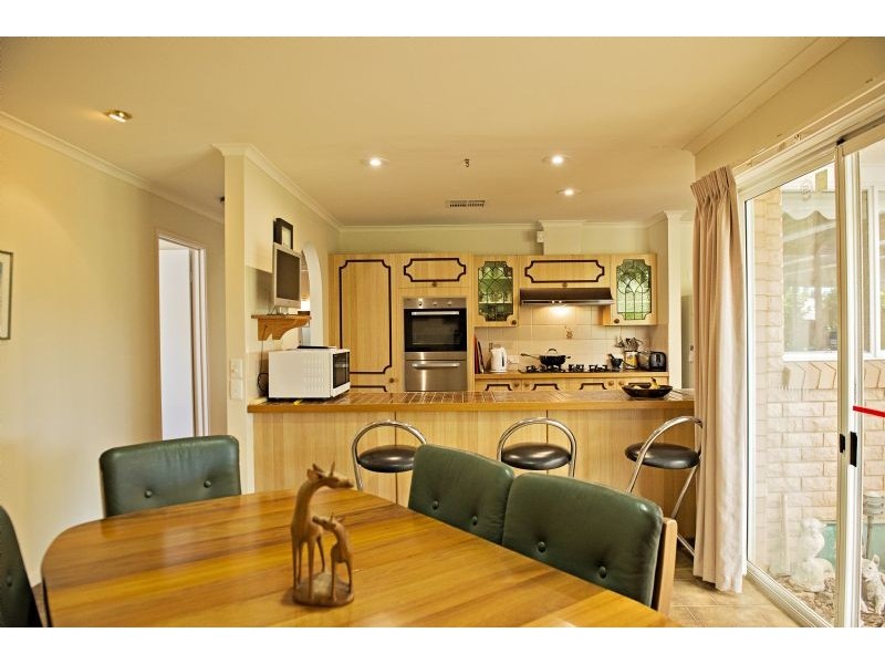 17 Banksia Drive, Corowa NSW 2646