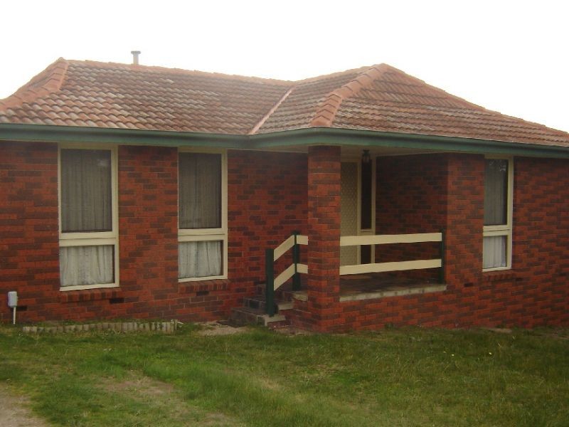 18 Rossiter Avenue, Endeavour Hills VIC 3802