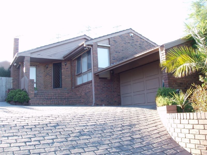 13 SKIPTON PL, Endeavour Hills VIC 3802