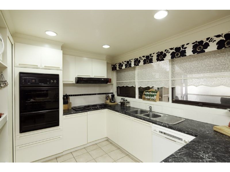 13 SKIPTON PL, Endeavour Hills VIC 3802