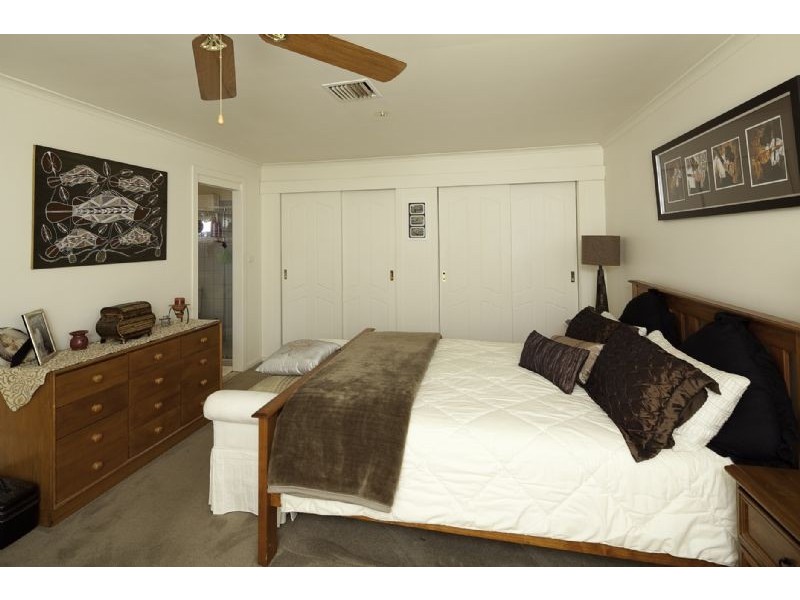 13 SKIPTON PL, Endeavour Hills VIC 3802