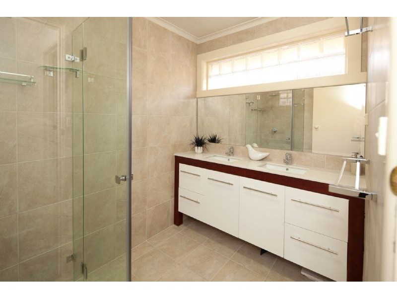 18 OBERON STREET, Dandenong North VIC 3175