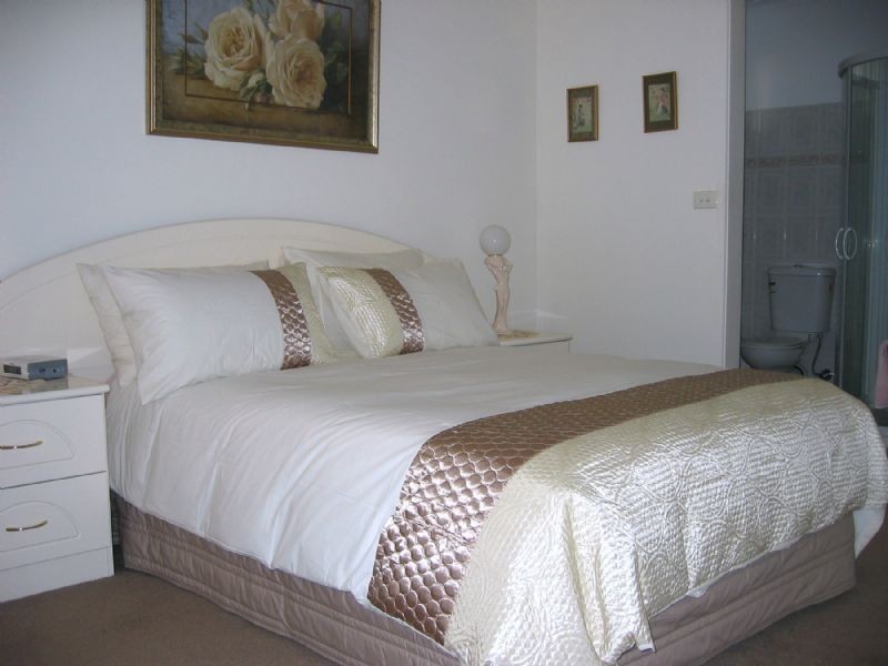 4 FROGNAL DVE, Noble Park North VIC 3174