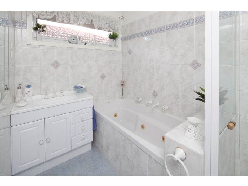 9 TORQUAY COURT, Endeavour Hills VIC 3802