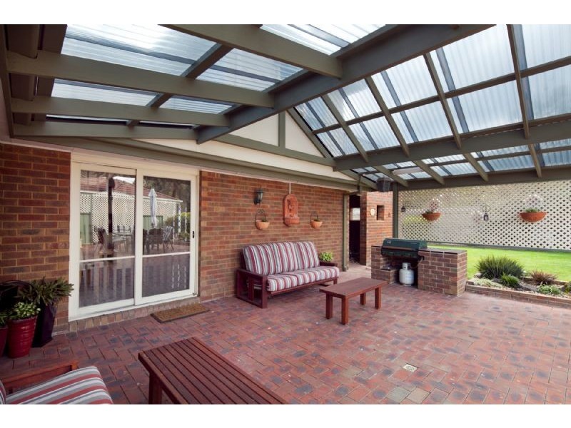 9 TORQUAY COURT, Endeavour Hills VIC 3802