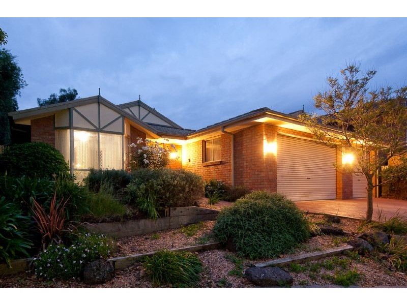 11 MILBURN COURT, Endeavour Hills VIC 3802