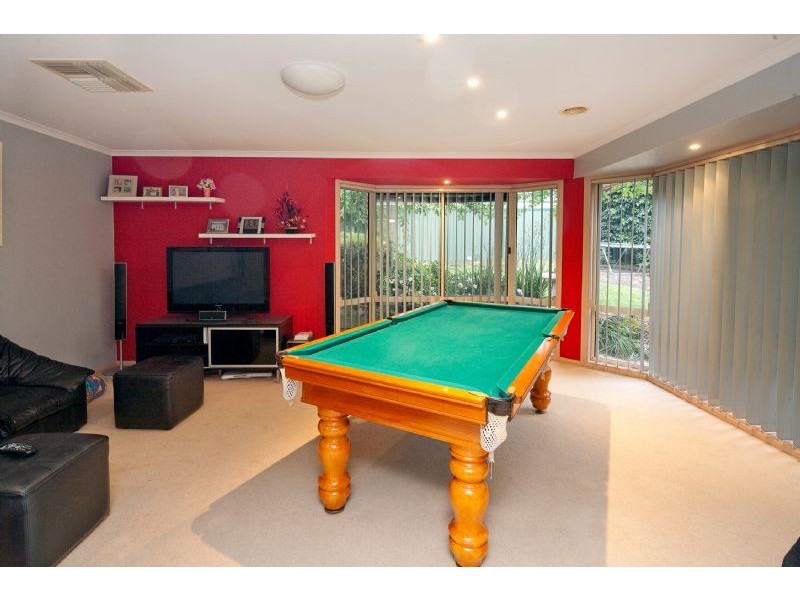 11 MILBURN COURT, Endeavour Hills VIC 3802