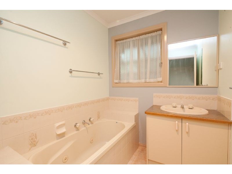 11 MILBURN COURT, Endeavour Hills VIC 3802