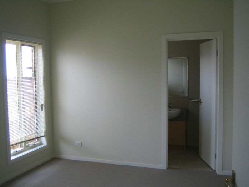 2/4 Eugenia Street, Doveton VIC 3177