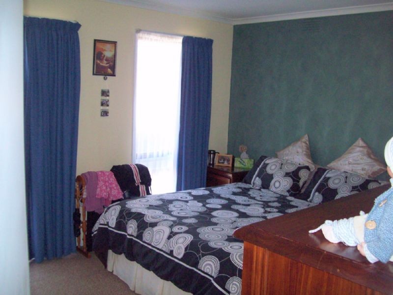 5 Surrey Close, Hallam VIC 3803