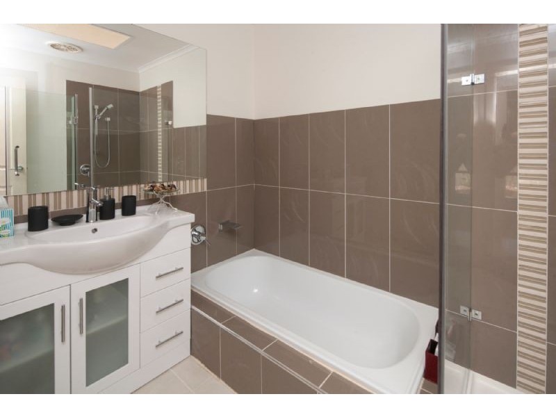 32 CHANTELL AVE, Endeavour Hills VIC 3802