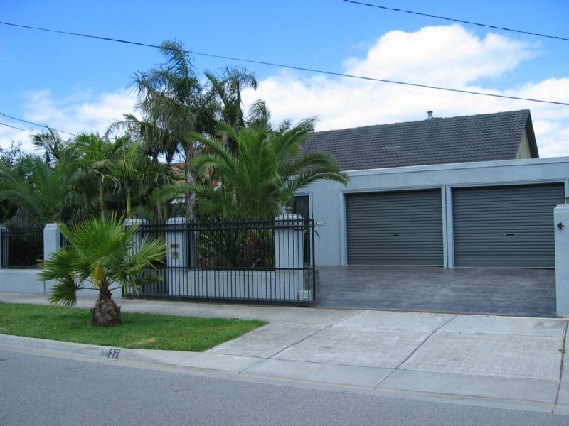 27 CRIMSON DRIVE, Doveton VIC 3177