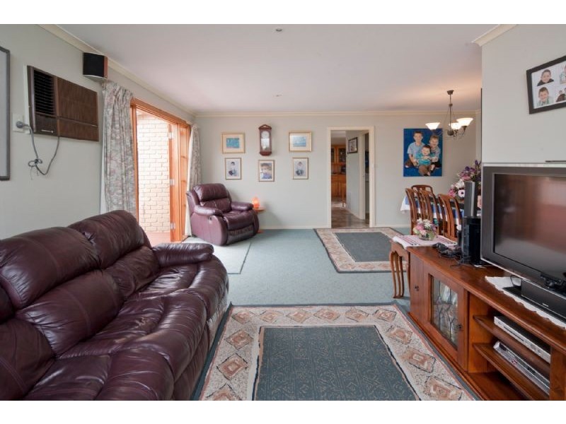 4 PECKOVER CRT, Endeavour Hills VIC 3802