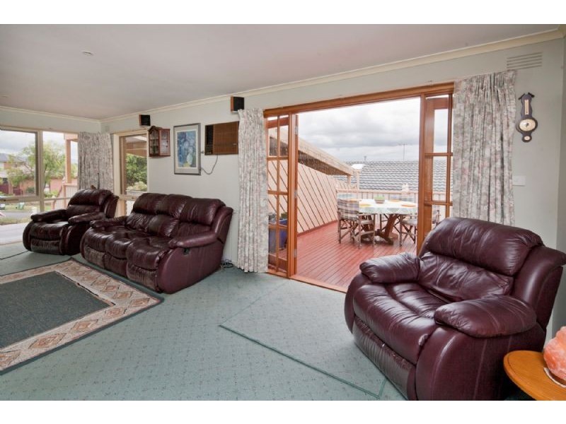 4 PECKOVER CRT, Endeavour Hills VIC 3802