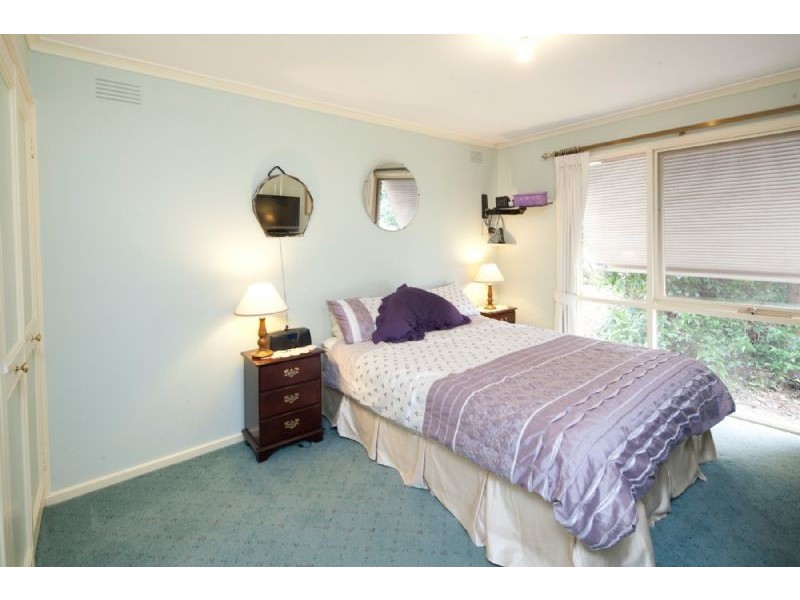 4 PECKOVER CRT, Endeavour Hills VIC 3802