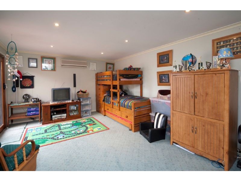 4 PECKOVER CRT, Endeavour Hills VIC 3802