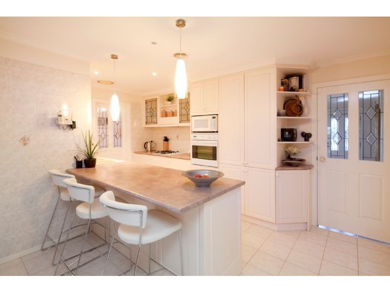 9 TORQUAY CRT, Endeavour Hills VIC 3802