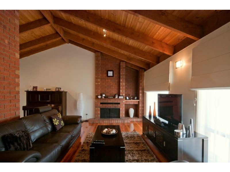 32 Chantell Ave, Endeavour Hills VIC 3802