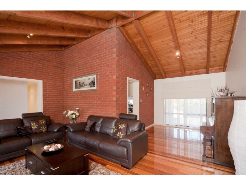 32 Chantell Ave, Endeavour Hills VIC 3802