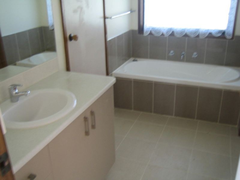 33 Kennington Park Drive, Endeavour Hills VIC 3802