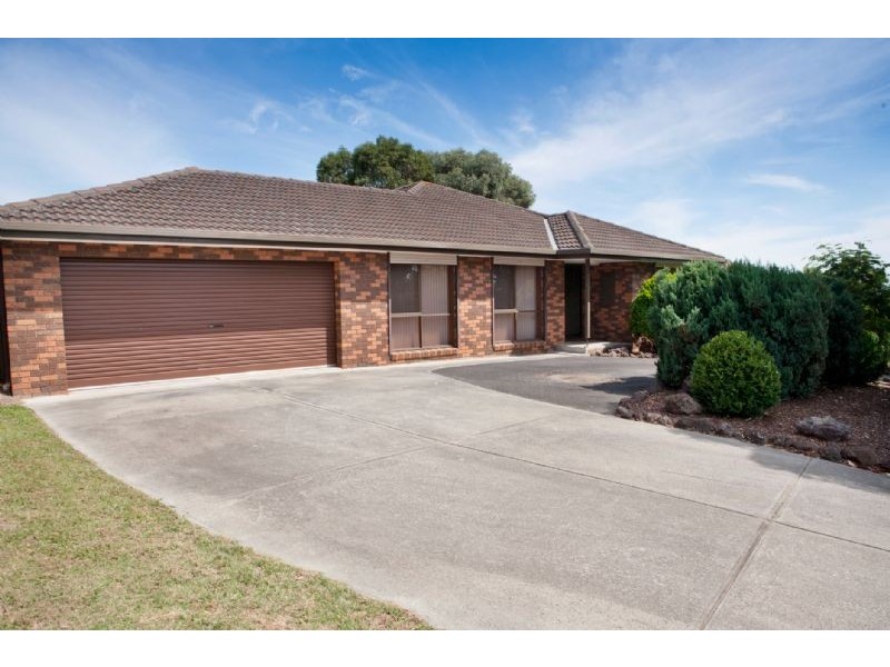 8 NASH COURT, Endeavour Hills VIC 3802