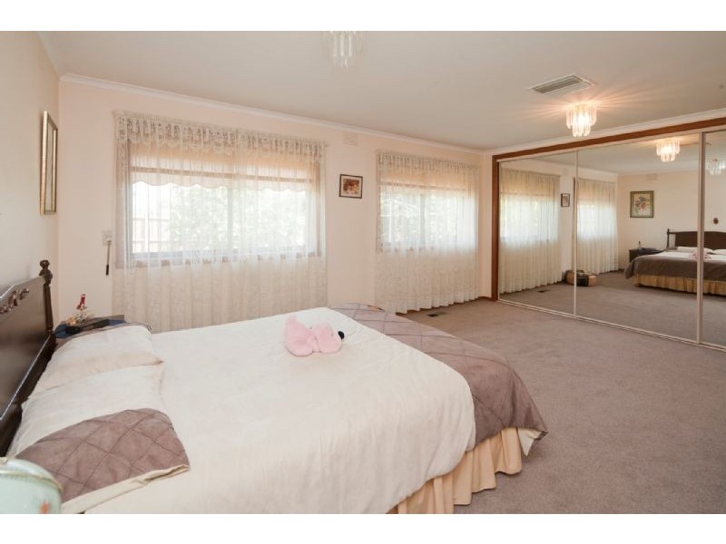 8 NASH COURT, Endeavour Hills VIC 3802