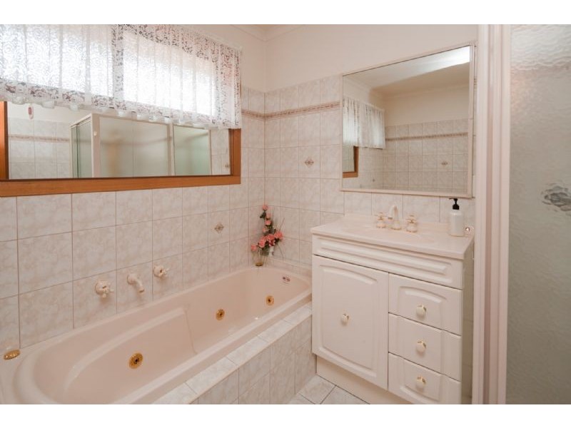 8 NASH COURT, Endeavour Hills VIC 3802