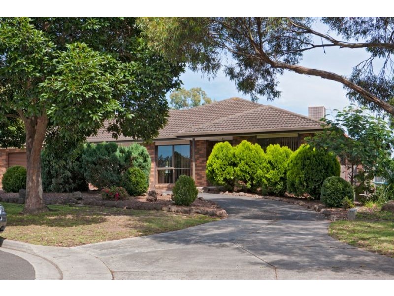 8 NASH COURT, Endeavour Hills VIC 3802