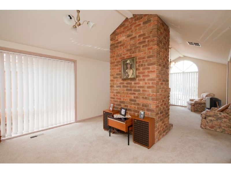 1 ARMISTON COURT, Endeavour Hills VIC 3802