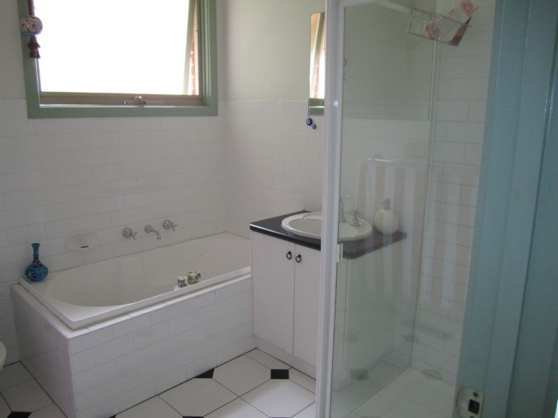 8 Renee Avenue, Endeavour Hills VIC 3802