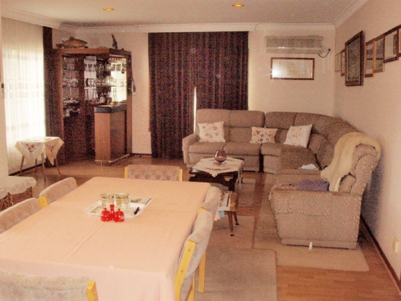 16 DAMPIER COURT, Endeavour Hills VIC 3802