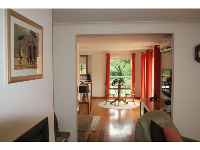 9 BROUGHAM CLOSE, Eumemmerring VIC 3177