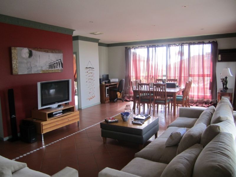 8 RENEE AVENUE, Endeavour Hills VIC 3802