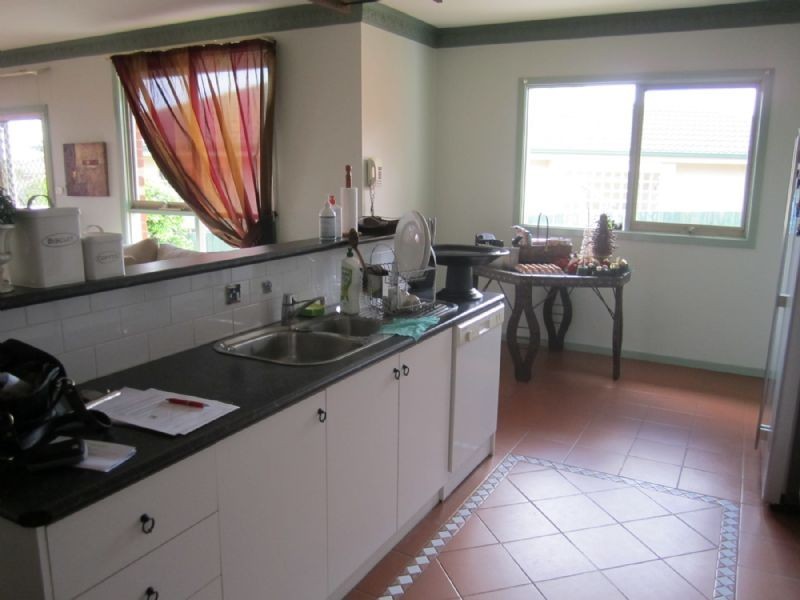 8 RENEE AVENUE, Endeavour Hills VIC 3802